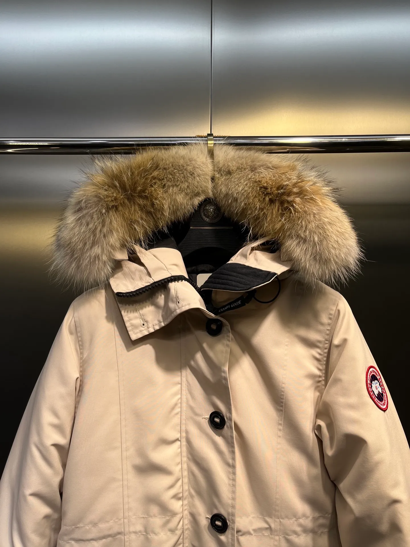 P860 Canada goose/Canada Goose 05 model 2580LA CANADA GOOSE/Canada Goose Rossclair parka women's down jacket, authentic original clothing molding, all accessories are custom-made from the original factory. This model is very unique. The zipper at the back can be opened to change into a dovetail style, with diagonal pockets and a layer of hidden pockets underneath. The official website has become a popular model. The softness and hardness of the fabric are compared with the genuine ones. It can be restored by kneading at will (fabric misunderstanding: fabrics with high hardness are not waterproof. Only those who buy the latest genuine version this year will notice the softness and comfort of the fabrics). The down is synchronized with the genuine white duck down. It is fluffy and not lumpy. The electronically controlled down charging machine is used to fill the zippers with customized genuine YKK zippers. High hardness and no lag. The fur collar is purchased from the same manufacturer as Wolf Hair. (Cooperative factory 2019 Canadian wolf skin auction and Big Goose official auction of wolf skin fur collars on the same site) All workmanship and wiring are controlled by workers with more than ten years of service. They must be horizontal and vertical, and are not crooked. The density of the inner wiring is more exquisite. Compare at will. Big goose label, collar label, washed label, hang tag, zipper rope, pocket label, back label, collar velvet, Velcro fasteners, all details of the cuffs are updated simultaneously with the original product, the best version, and the most complete color matching. The fighter in World 05 battles various world goods. Size: XS-XL